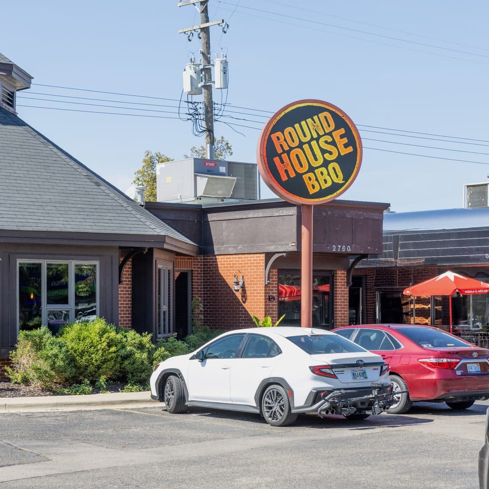 Round House BBQ entrance and sign.